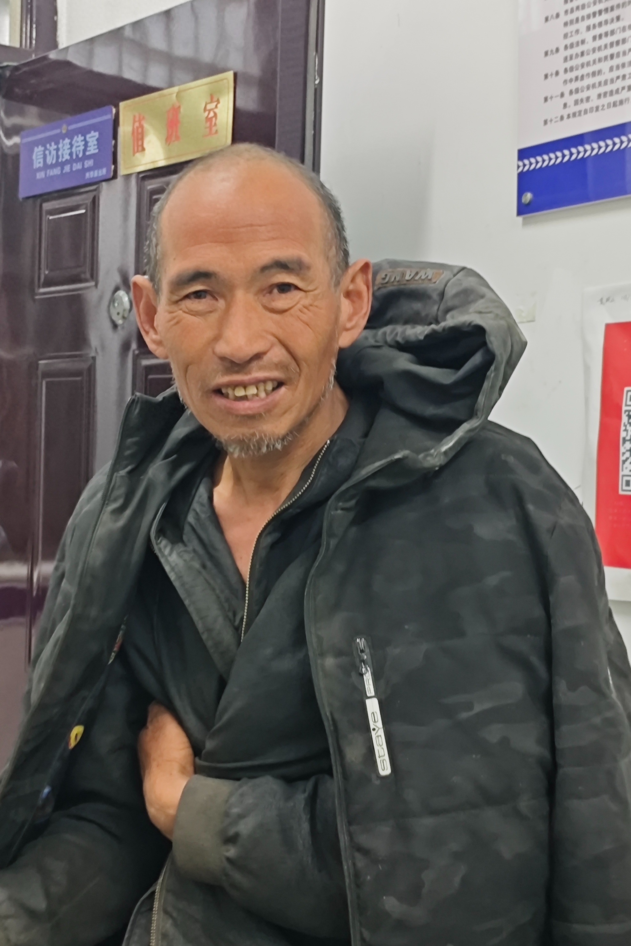 走失者照片 洛阳市寻亲：六旬老人被救助，穿黑色...