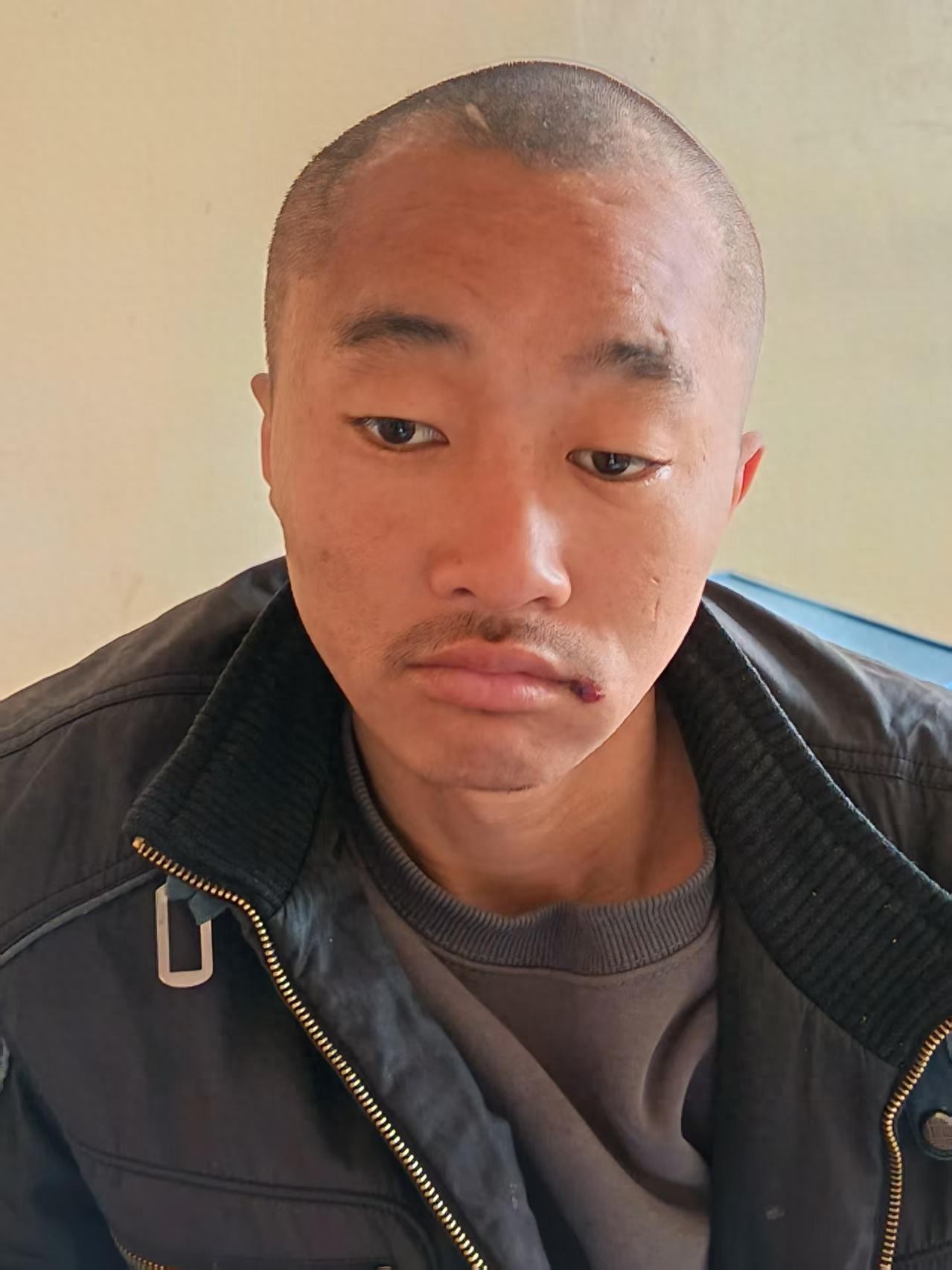 走失者照片 邢台市寻亲：青年男子被救助，穿黑色...