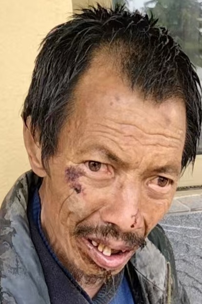 走失者照片 庆阳市寻亲：五旬男子被救助，穿黑色...
