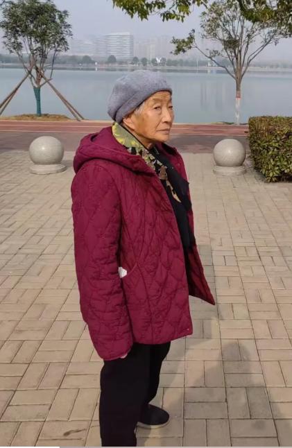 走失者照片 许昌市寻人：七旬老太走失，穿红色棉...