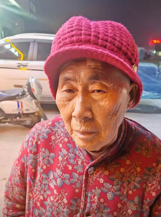 走失者照片 渭南市寻人：七旬老太走失，穿黄色毛...