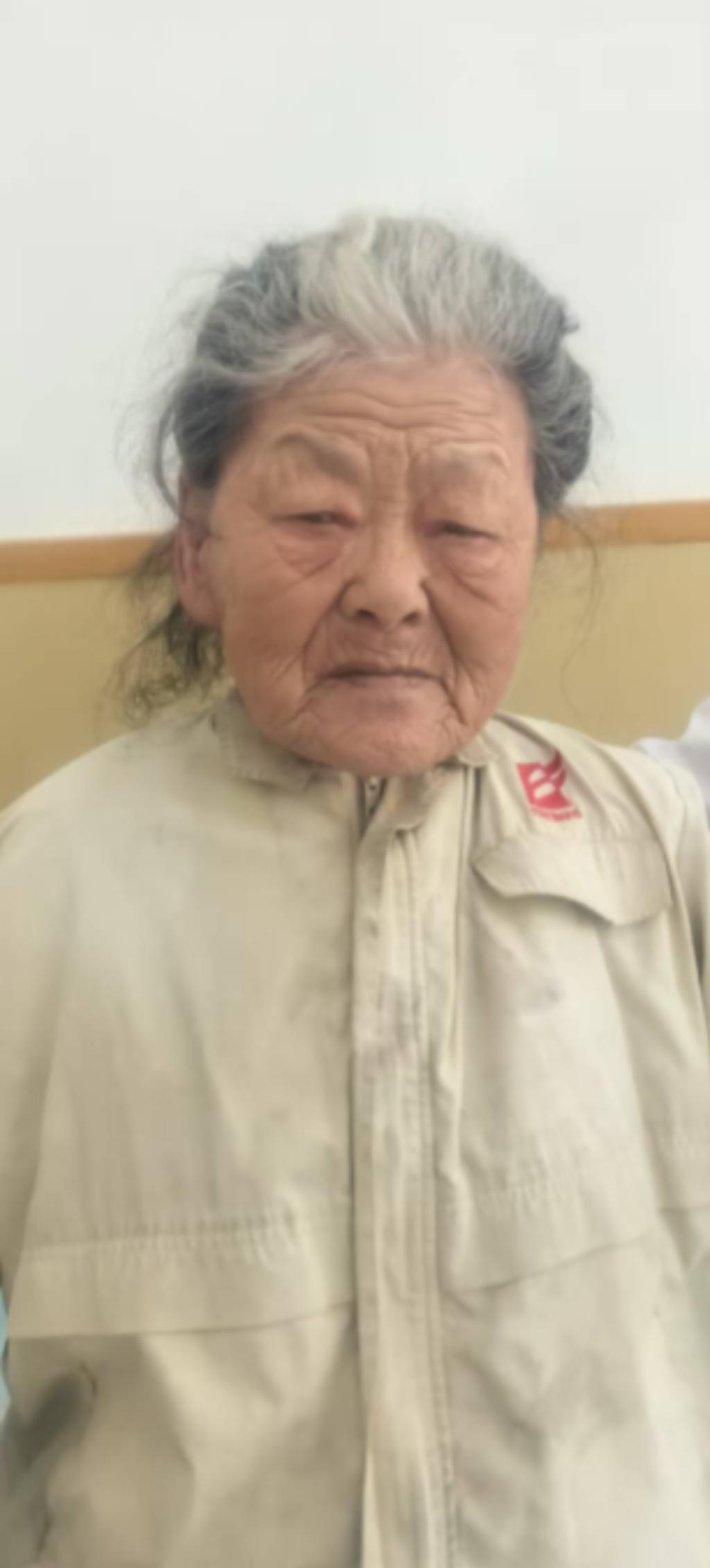 走失者照片 大连市寻亲：七旬老太被救助，穿灰色...