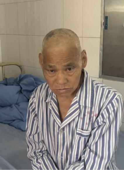 走失者照片 龙岩市寻亲：六旬老人被救助，穿棕红...