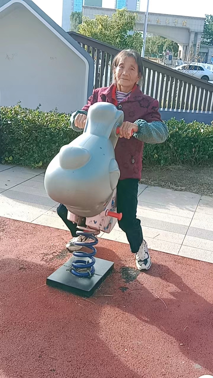 走失者照片 吉安市寻人：六旬老太走失，穿迷彩衣...