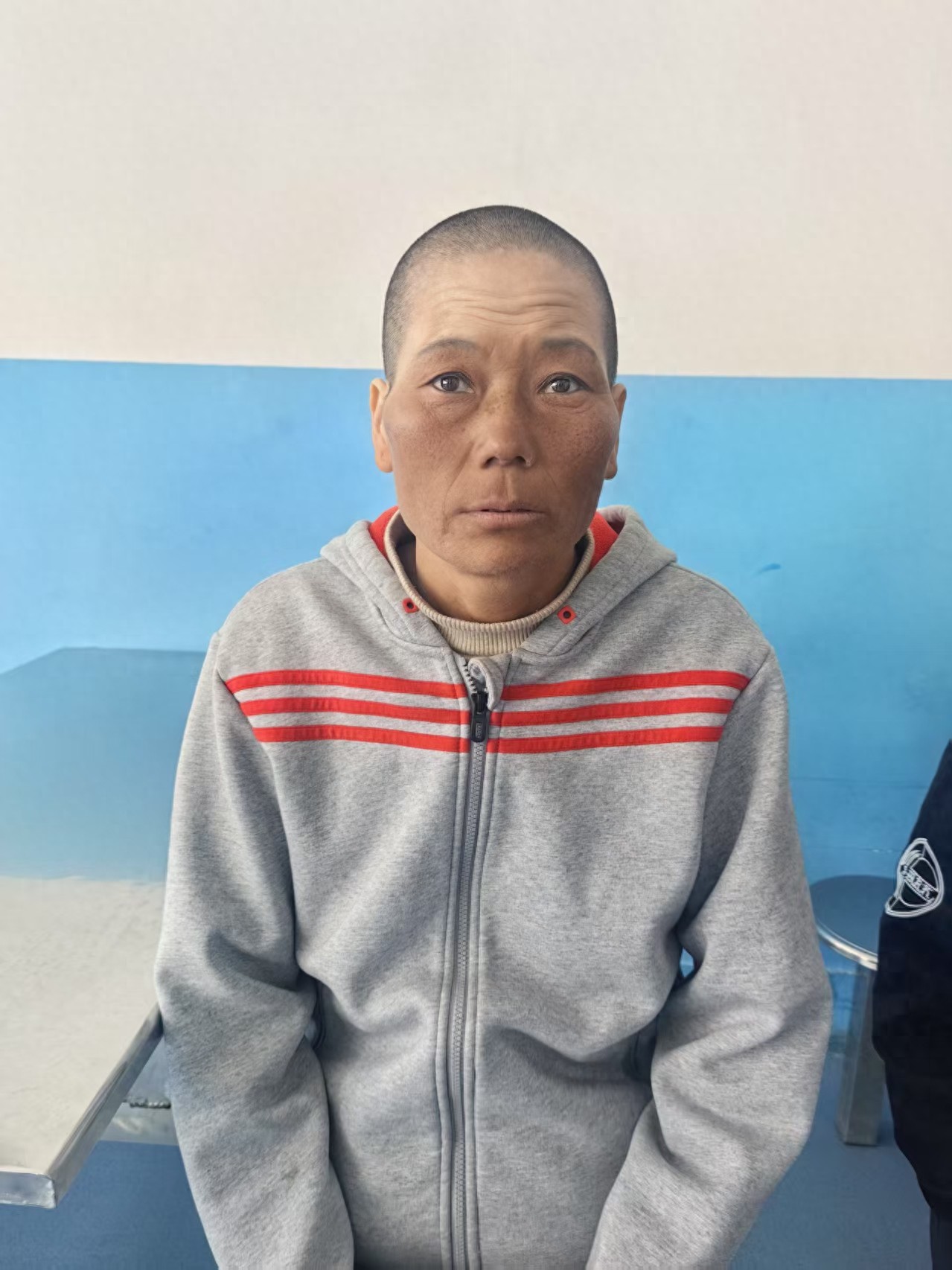 走失者照片 保定市寻亲：中年女子被救助，穿灰色...