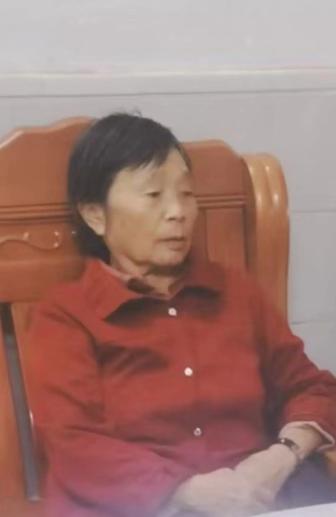 走失者照片 河源市寻人：六旬老太走失，穿蓝色毛...