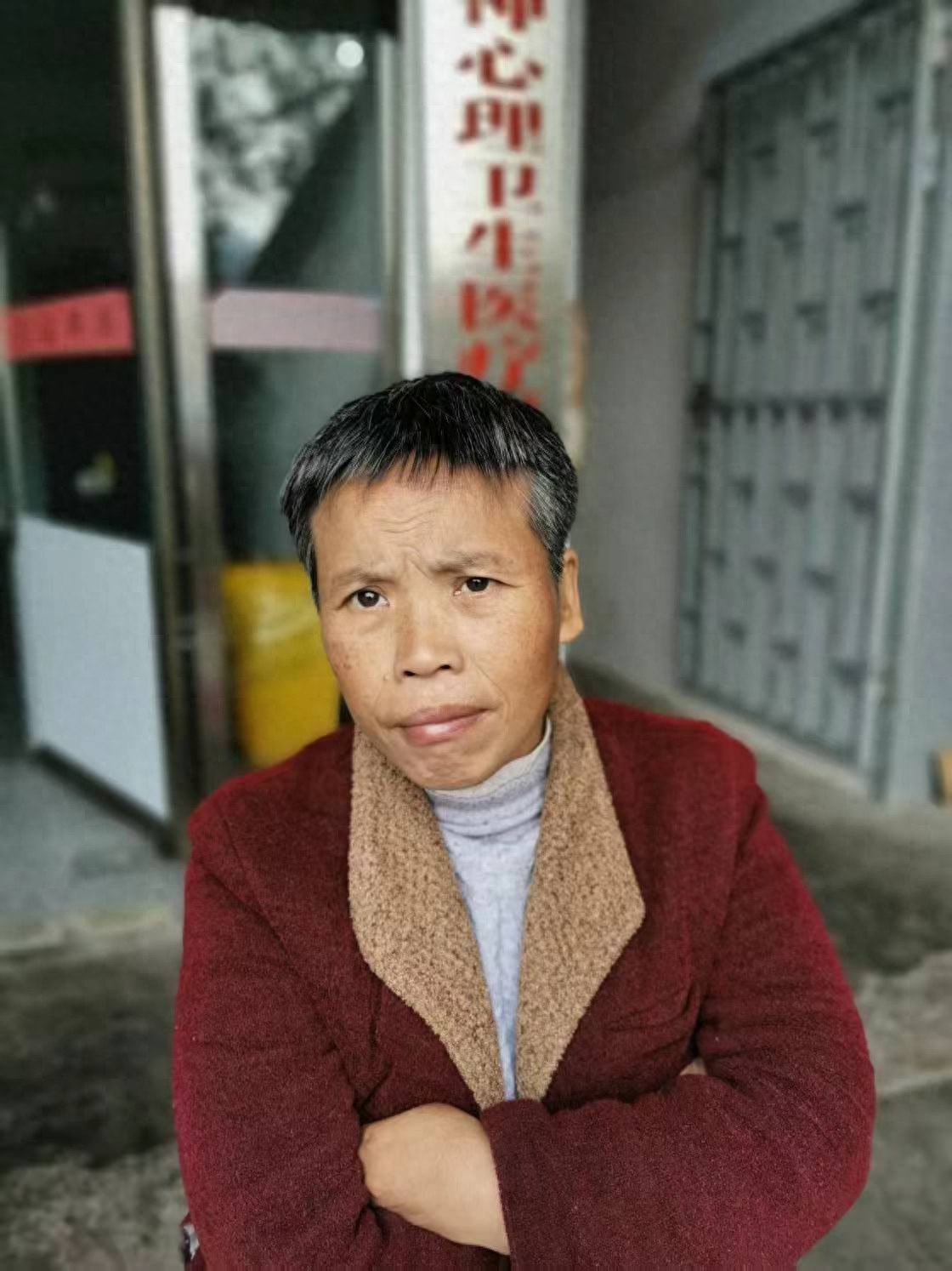 走失者照片 怀化市寻亲：五旬女子被救助，穿红色...