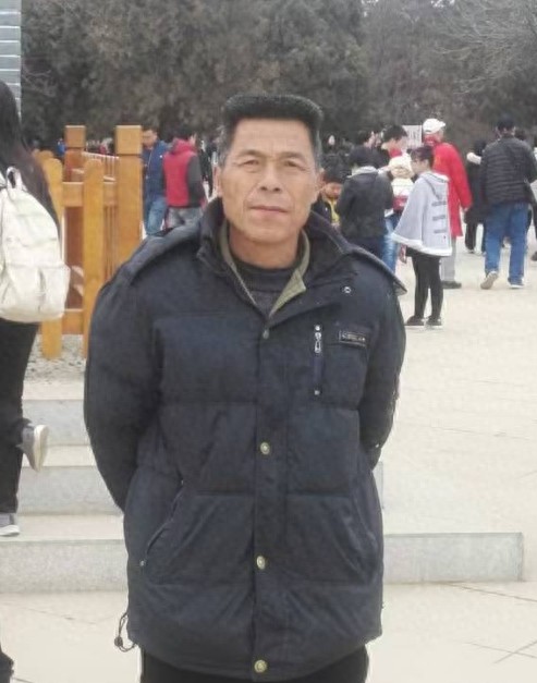 走失者照片 咸阳市寻人：六旬老人走失，穿咖色棉...