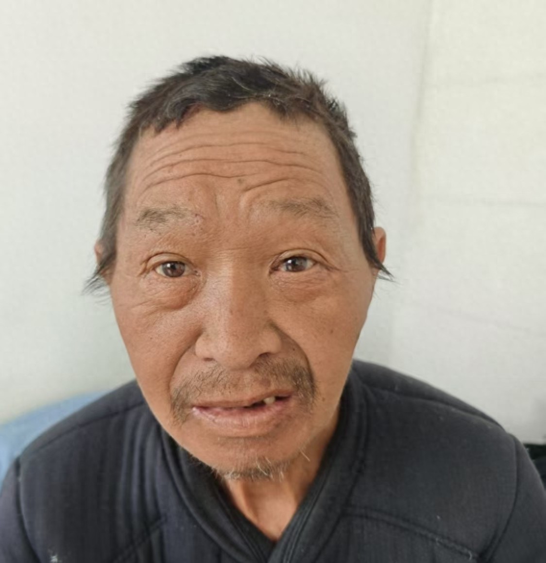 走失者照片 邯郸市寻亲：六旬老人被救助，穿深蓝...