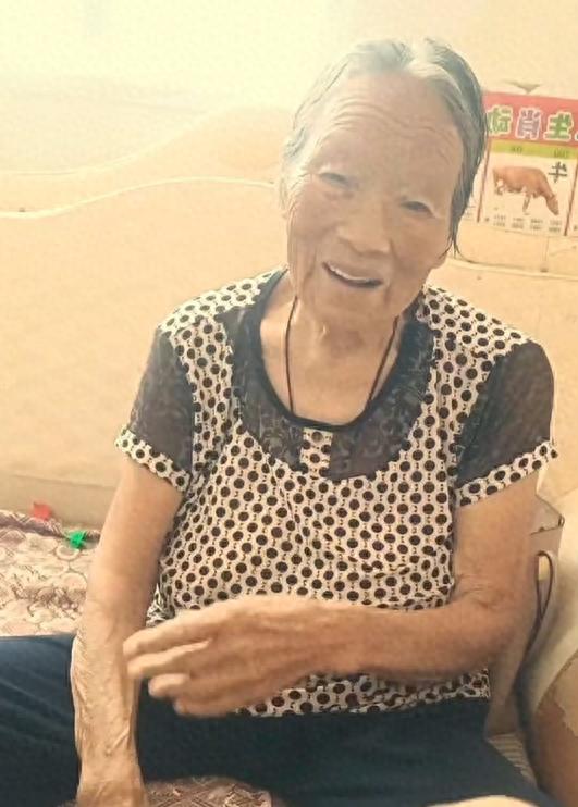 走失者照片 商丘市寻人：八旬老太走失，患小脑萎...
