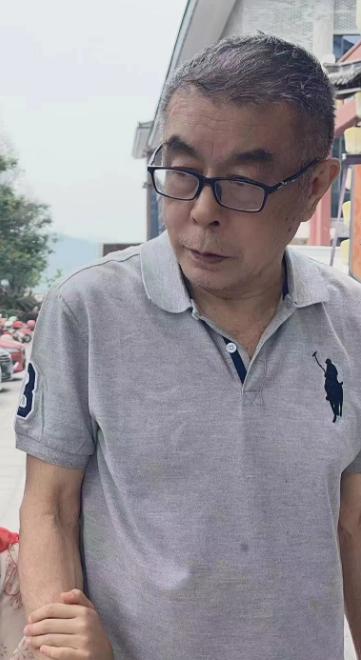 走失者照片 武汉市寻人：七旬老人走失，穿灰色短...