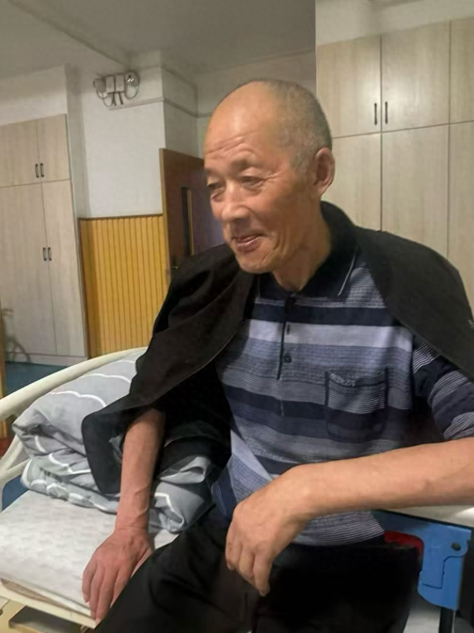 走失者照片 洛阳市寻人：七旬老人走失，穿蓝色秋...