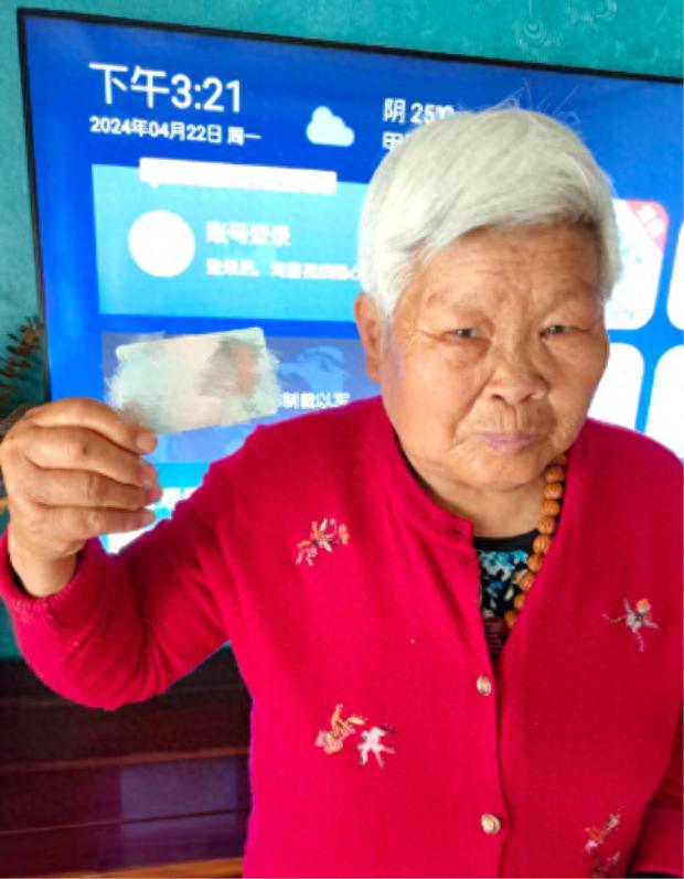 走失者照片 西安市寻人：七旬老太走失，穿红色短...