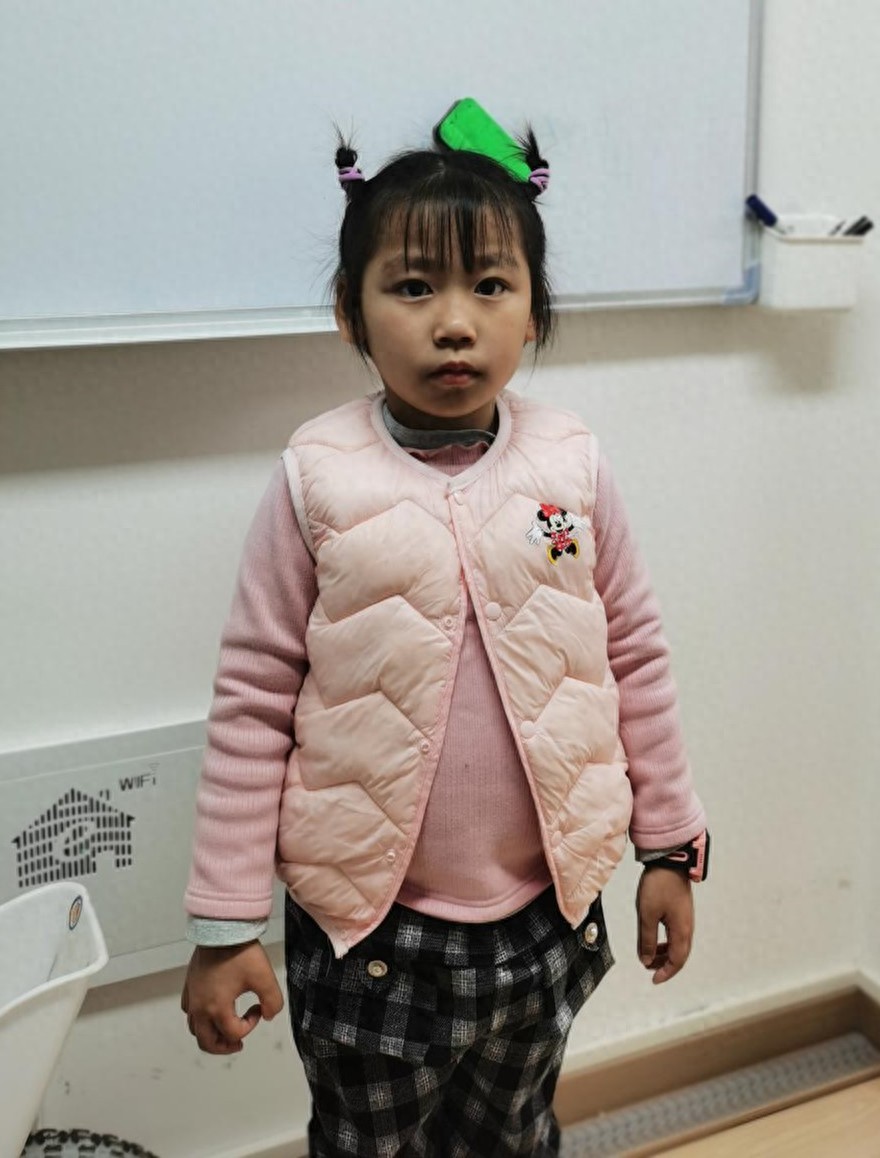 走失者照片 珠海市寻亲：8岁女孩被救助，裹粉色...