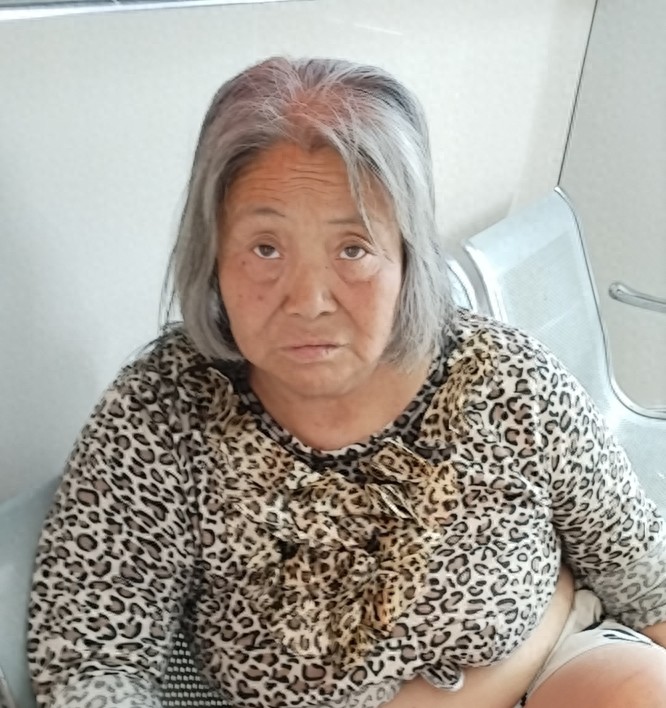 走失者照片 北京市寻亲：六旬老太被救助，穿灰色...