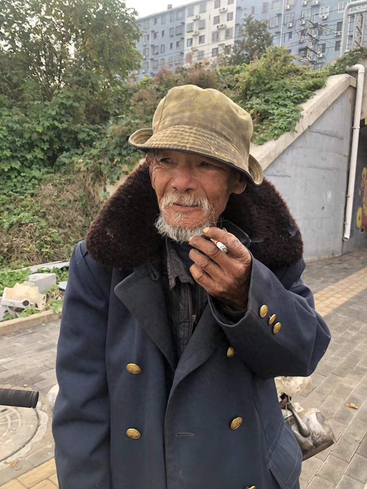 走失者照片 邯郸市寻亲：七旬老人被救助，穿灰色...