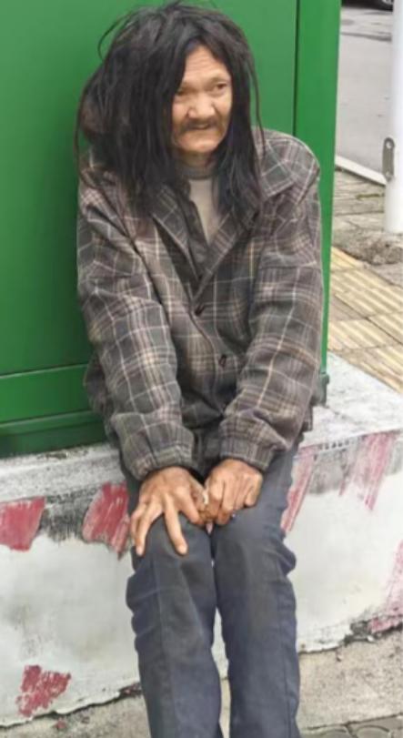 走失者照片 崇左市寻亲：六旬老人被救助，穿格纹...
