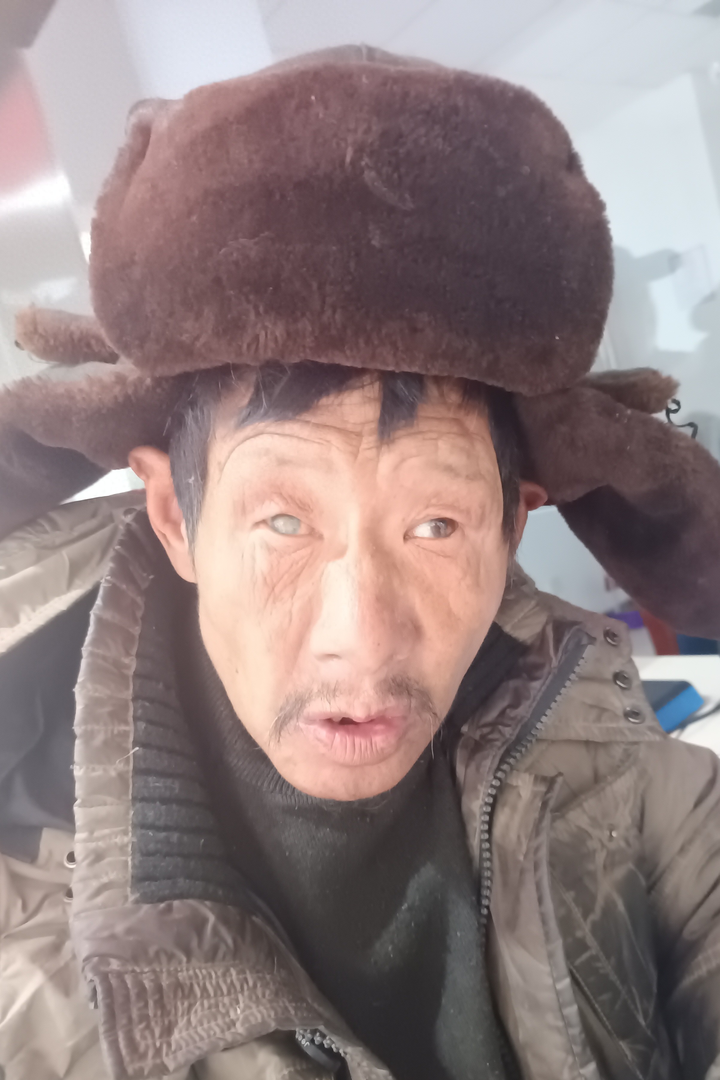 走失者照片 青岛市寻亲：六旬老人被救助，穿军绿...