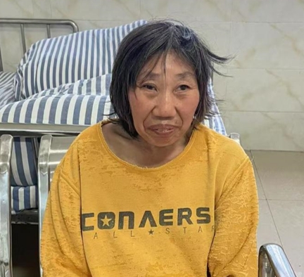 走失者照片 钦州市寻亲：五旬女子被救助，穿红色...