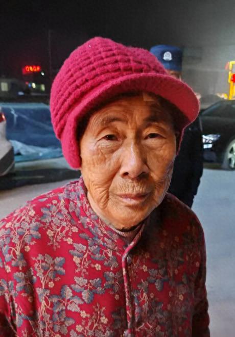 走失者照片 渭南市寻人：七旬老太走失，穿黄色毛...