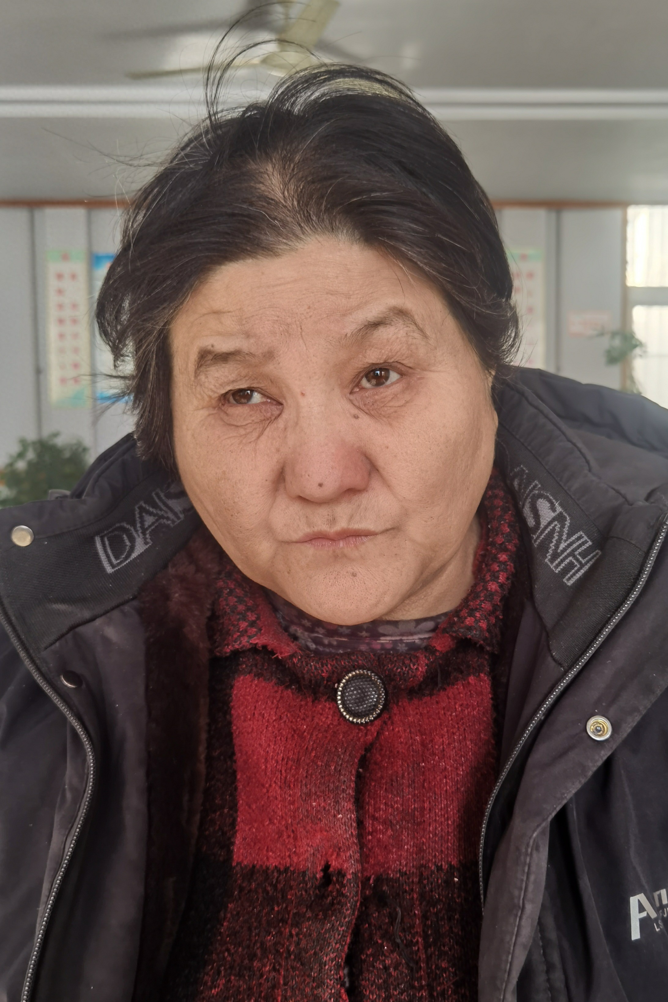 走失者照片 临沂市寻亲：六旬老太被救助，穿黑色...