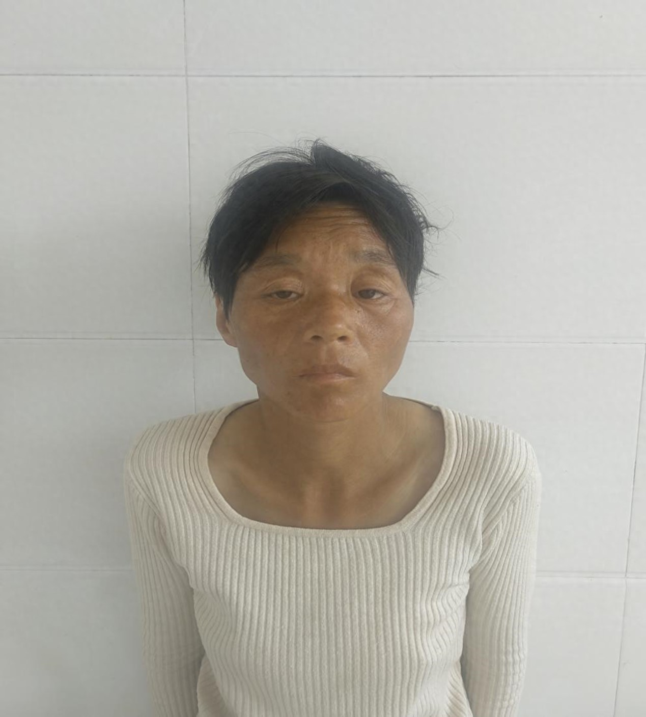 走失者照片 开封市寻亲：中年女子被救助，穿红色...