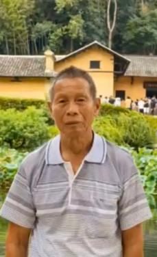 走失者照片 梧州市寻人：八旬老人走失，穿蓝白条...