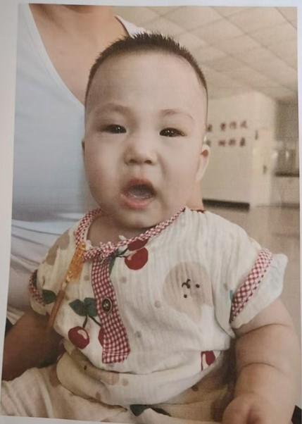 走失者照片 通辽市寻亲：7月大女童被救助，穿白...