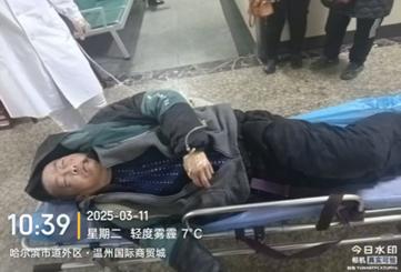 走失者照片 哈尔滨市寻亲：六旬老人被救助，穿灰...
