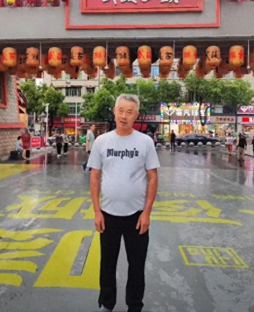 走失者照片 安康市寻人：六旬老人走失，穿黑色带...