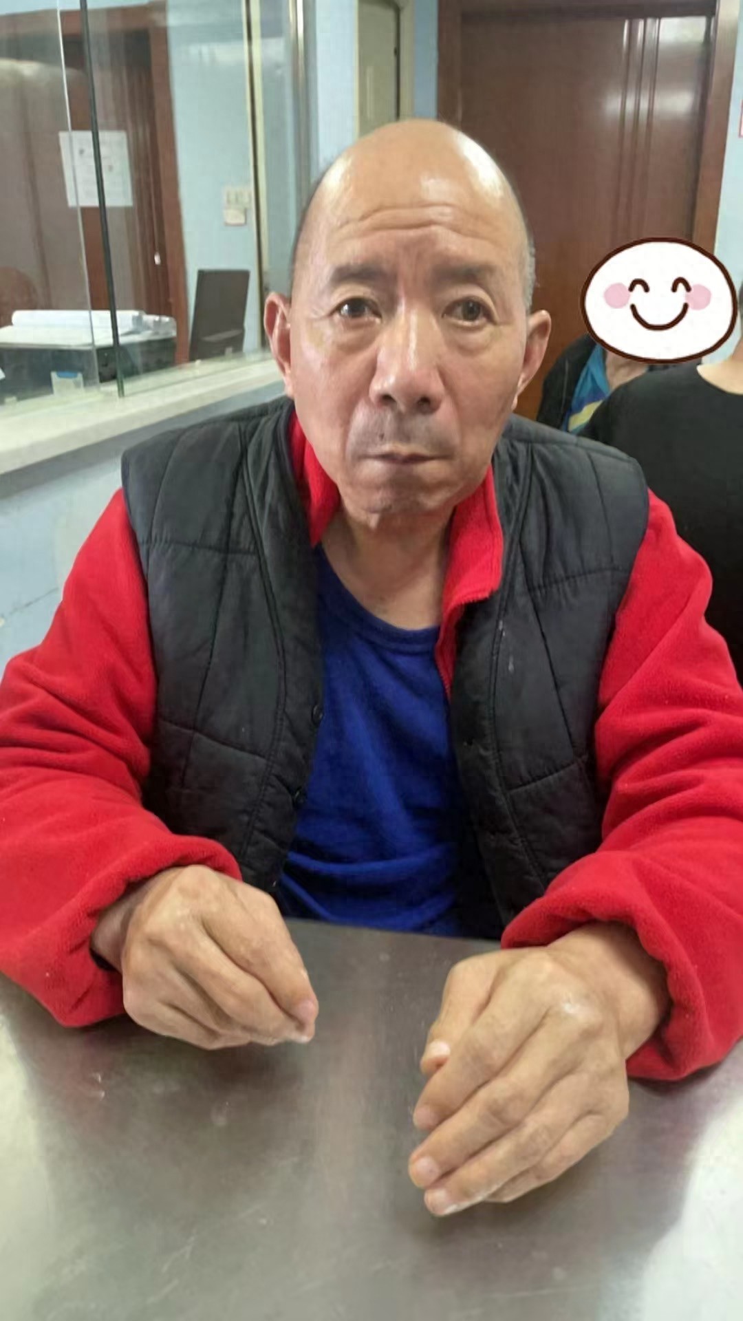 走失者照片 绵阳市寻人：六旬老人走失，戴黑色棒...