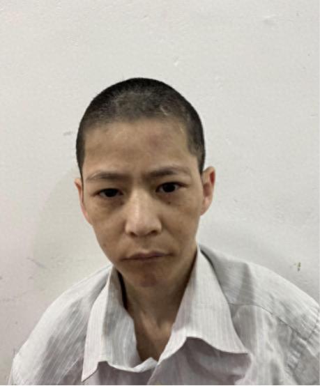 走失者照片 潮州市寻亲：青年女子被救助，双膝弯...
