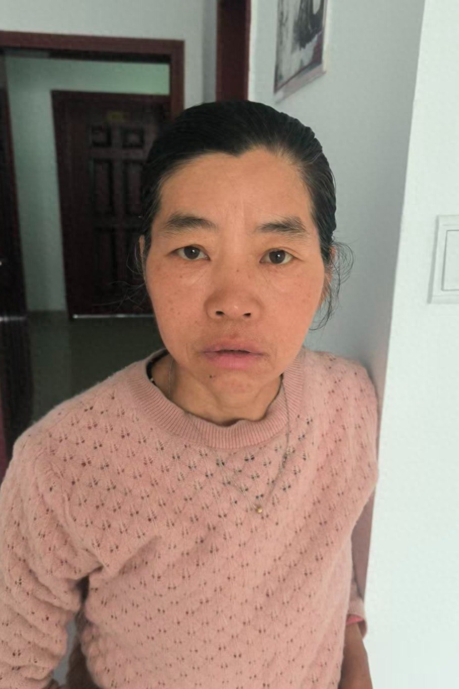 走失者照片 绵阳市寻亲：中年女子被救助，穿浅粉...