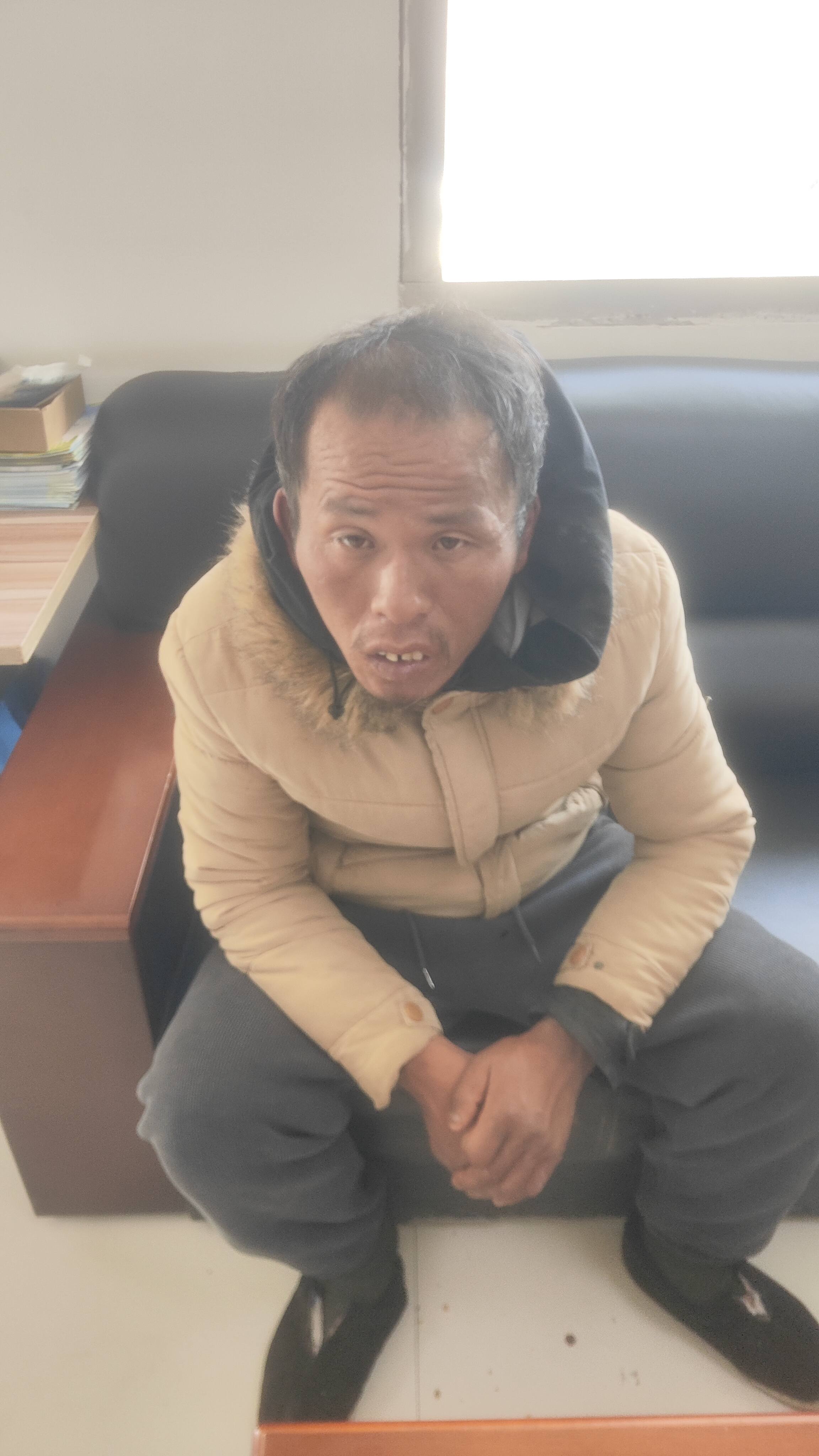 走失者照片 商洛市寻亲：中年男子被救助，穿卡其...