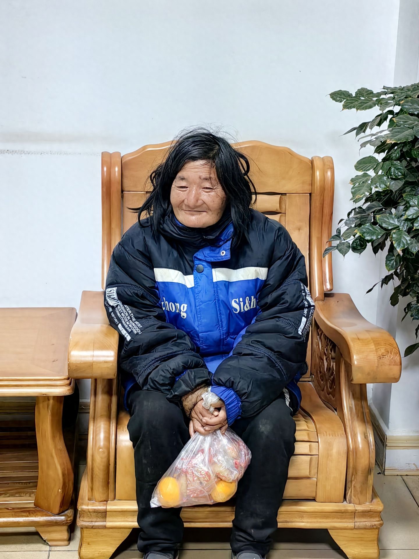 走失者照片 贵港市寻亲：六旬老太被救助，穿蓝色...