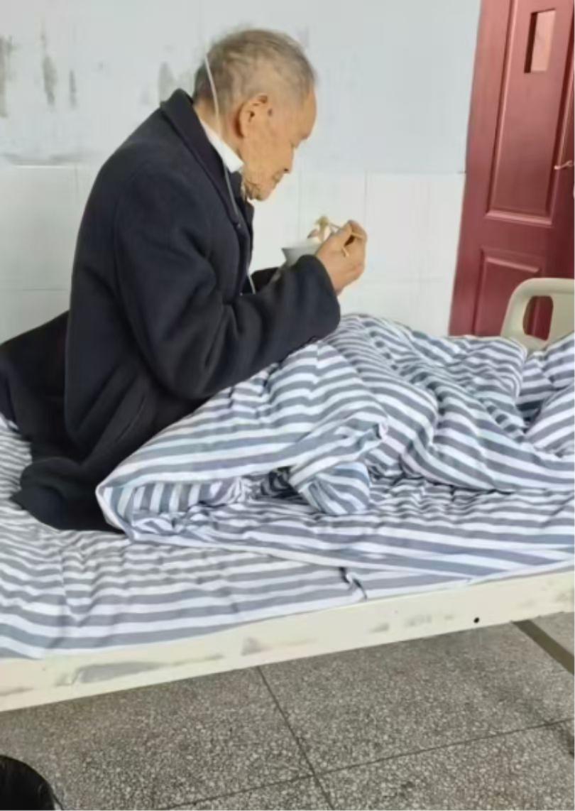 走失者照片 重庆市寻人：八旬老人走失，穿黑色马...