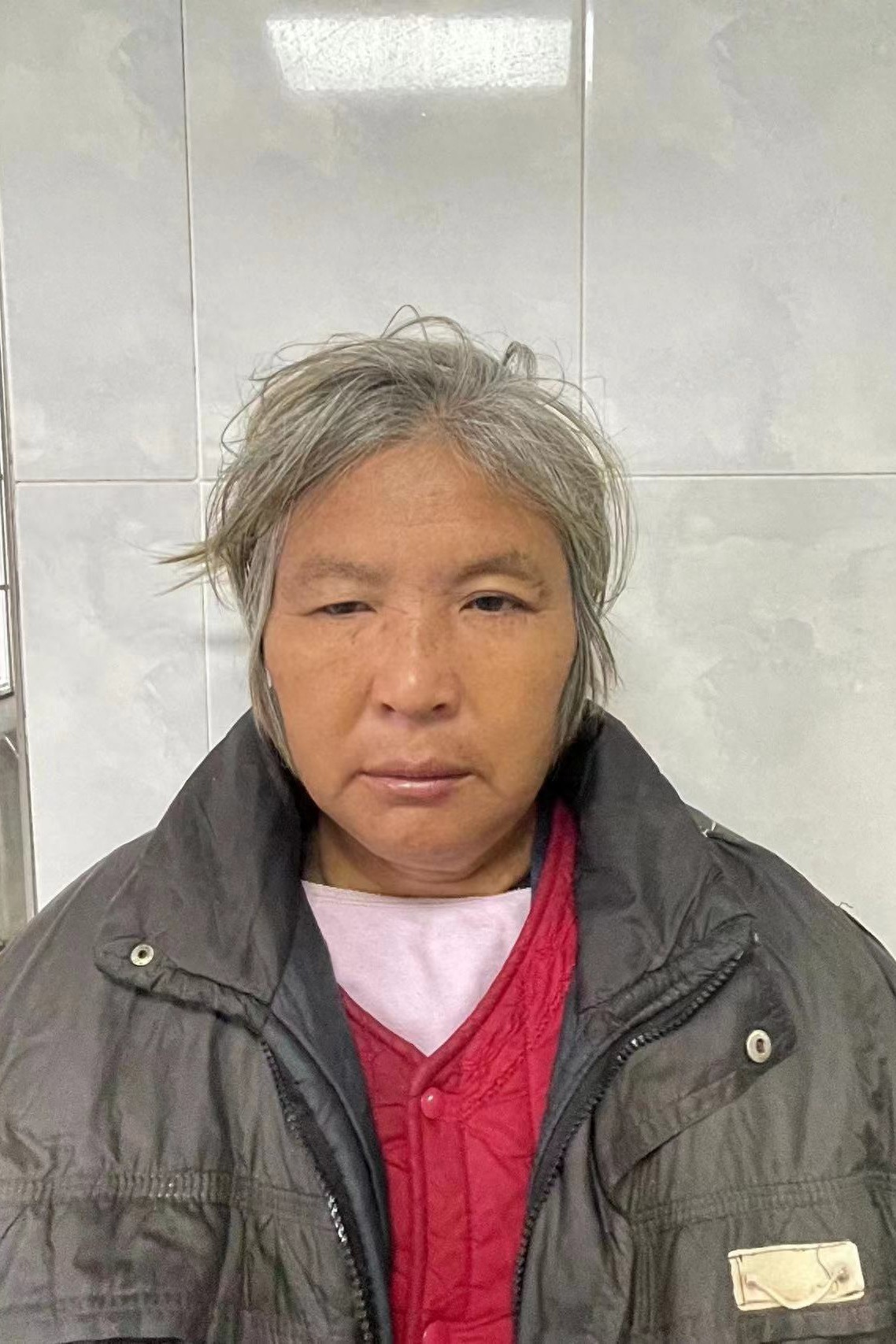 走失者照片 梧州市寻亲：六旬老太被救助，穿紫色...