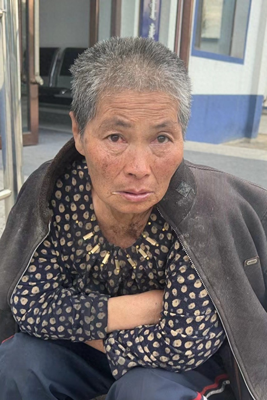 走失者照片 包头市寻亲：五旬女子被救助，穿斑点...