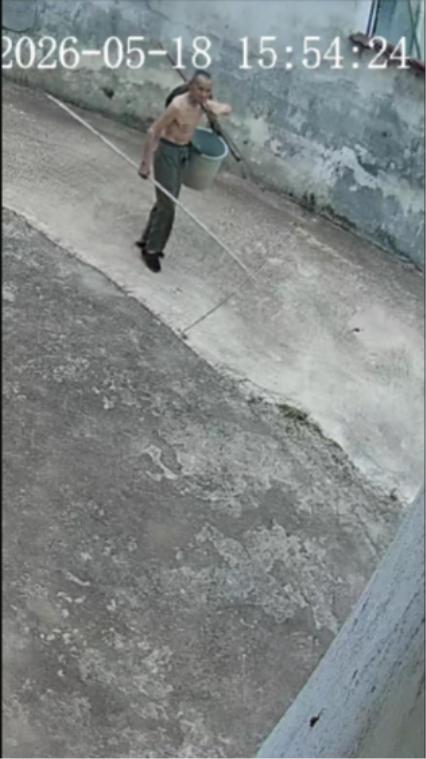 走失者照片 安庆市寻人：八旬老人走失，穿灰色长...