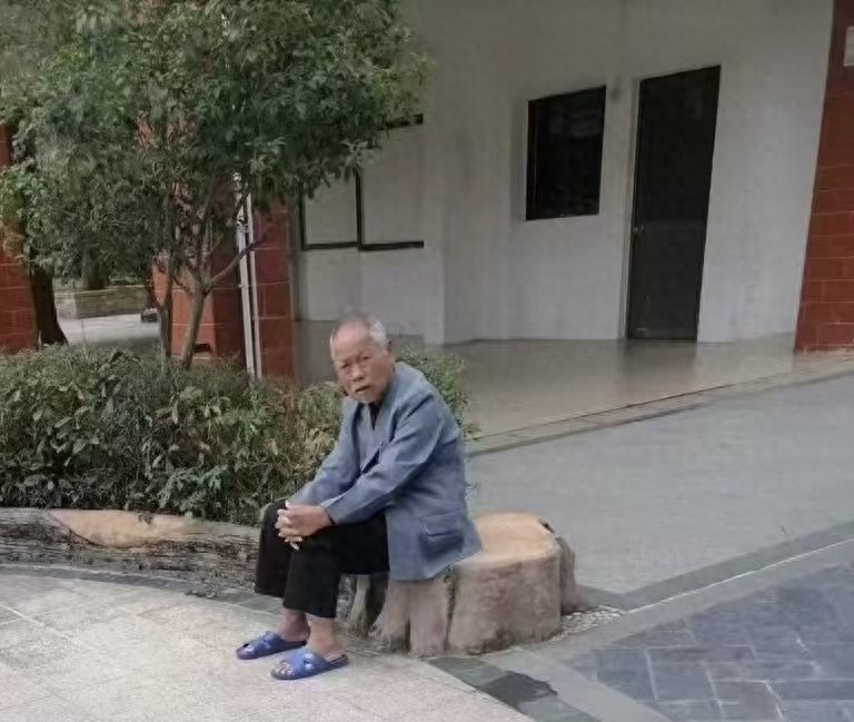 走失者照片 肇庆市寻人：八旬老人走失，穿蓝色外...