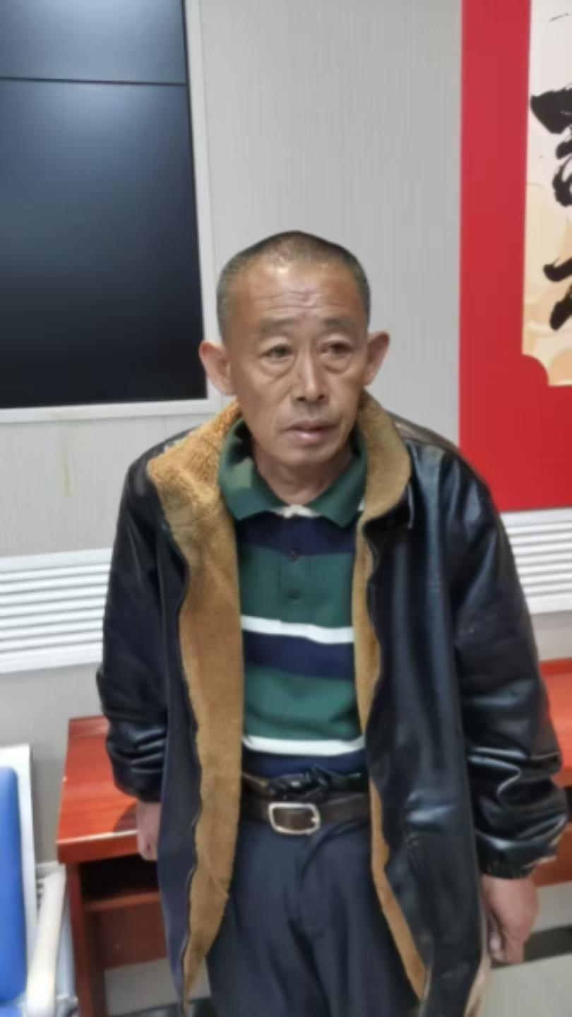 走失者照片 唐山市寻亲：六旬老人被救助，穿黑色...