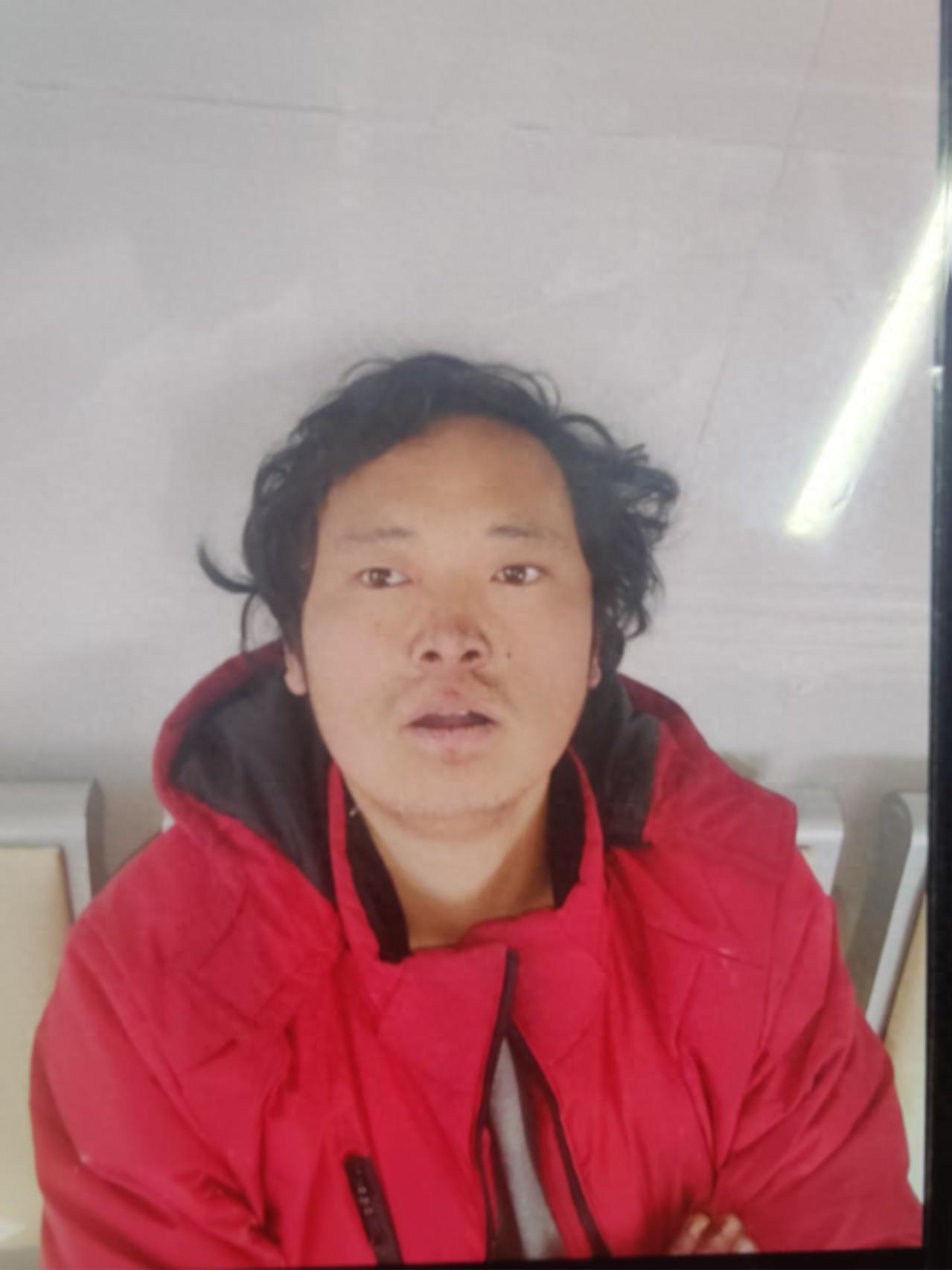 走失者照片 淮北市寻亲：中年男子被救助，穿红色...