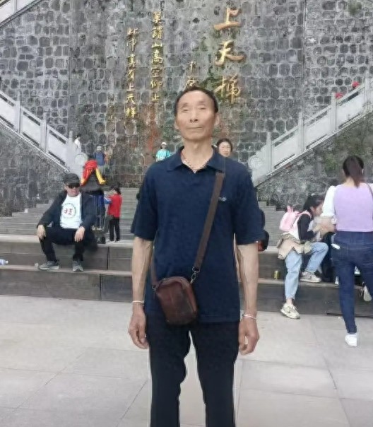 走失者照片 重庆市寻人：七旬老人走失，穿棕黄色...