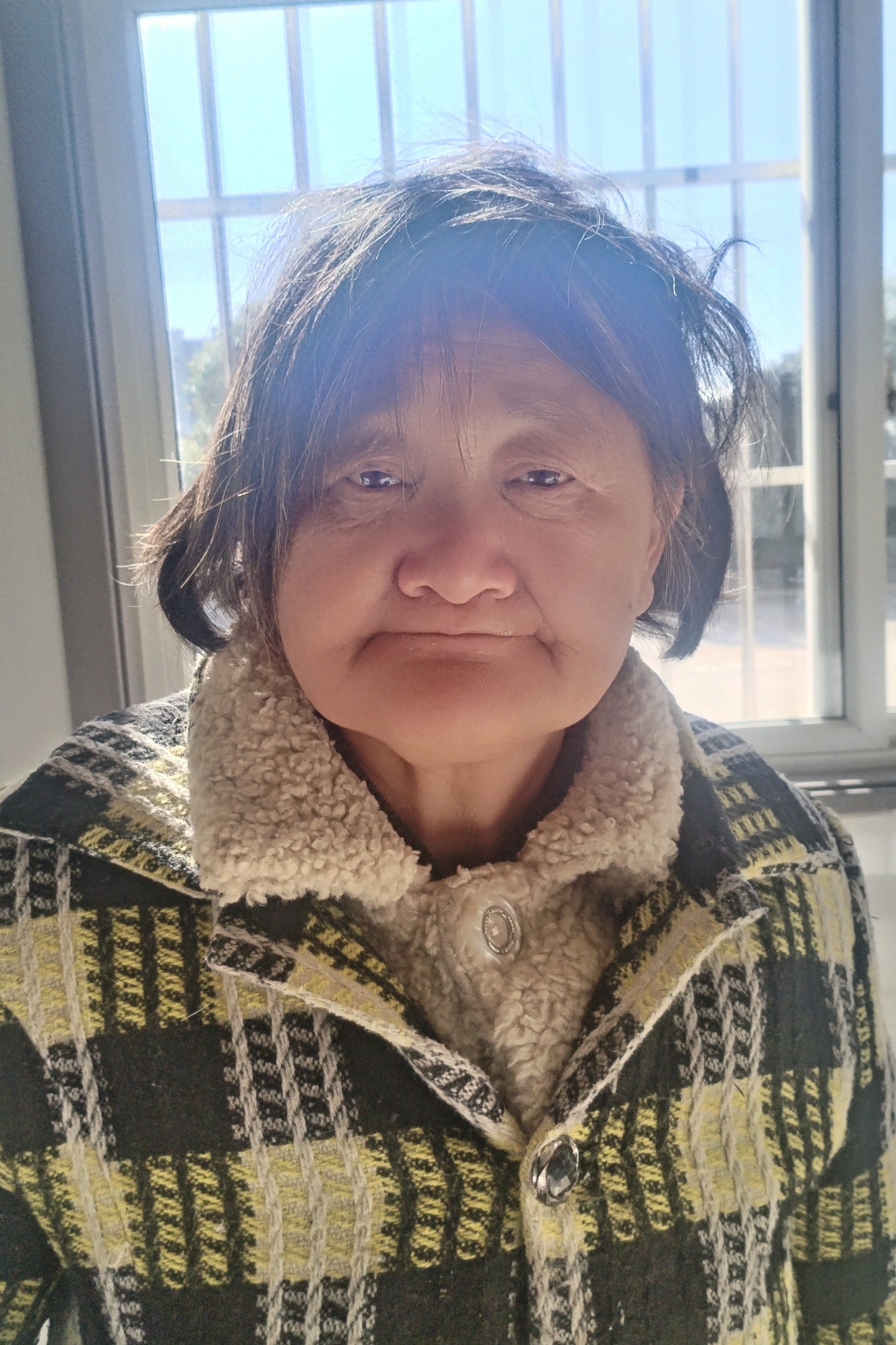 走失者照片 南阳市寻亲：六旬老太被救助，穿黑白...