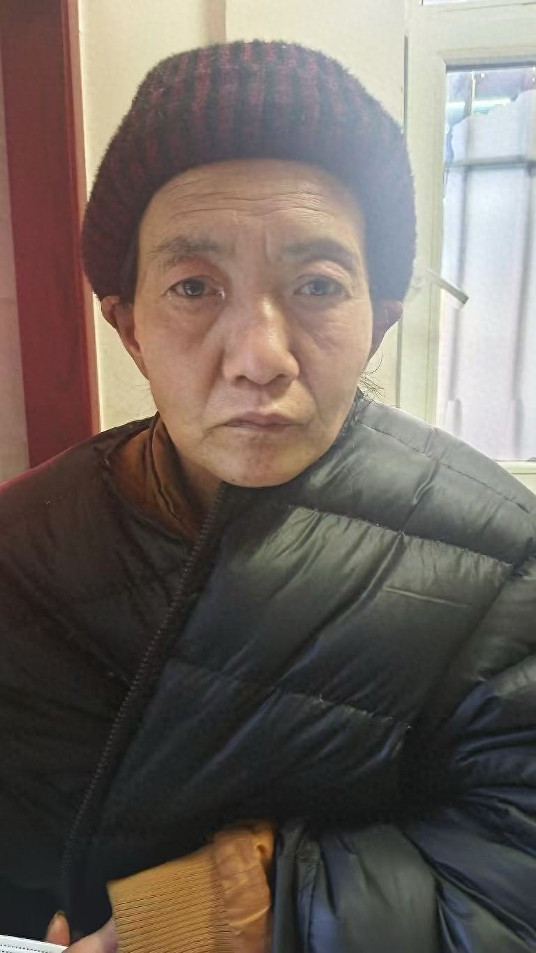 走失者照片 乌鲁木齐市寻亲：五旬女子被救助，戴...
