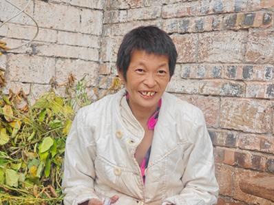 走失者照片 宜宾市寻亲：中年女子被救助，穿蓝色...
