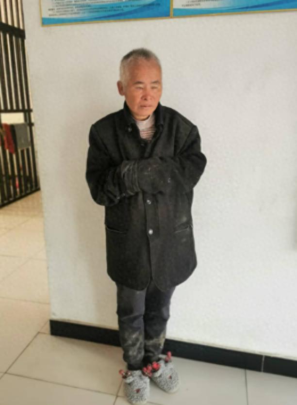走失者照片 六安市寻亲：六旬老太被救助，穿黑色...