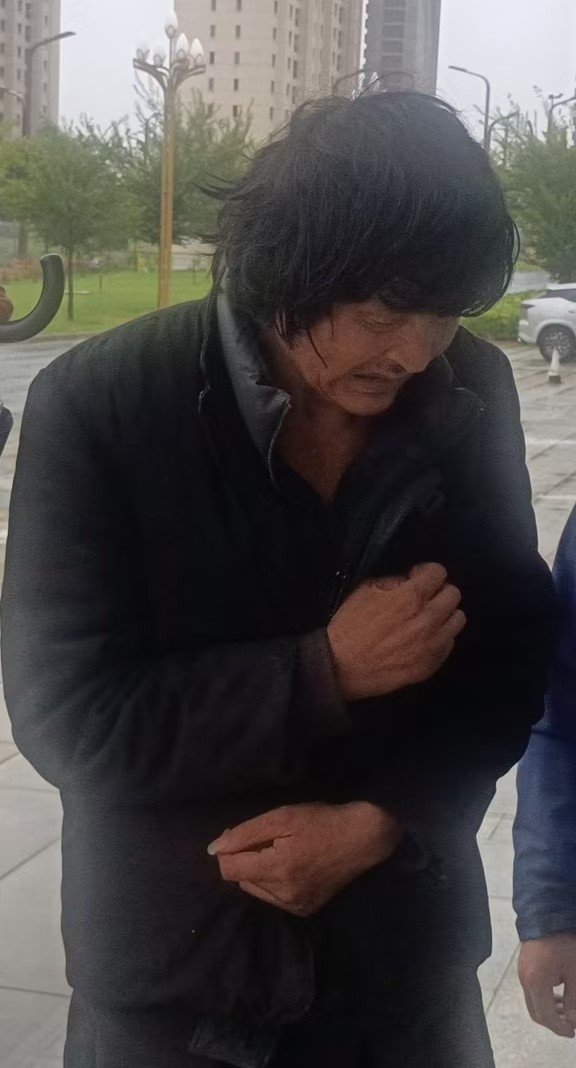 走失者照片 海东市寻亲：五旬男子被救助，穿黑色...