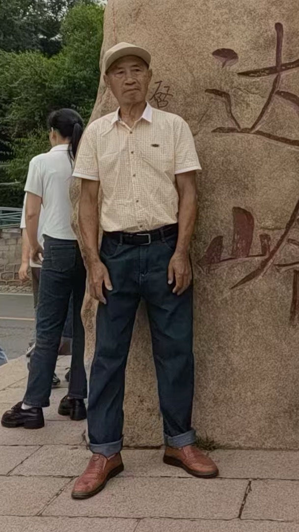 走失者照片 北京市寻人：六旬老人走失，穿白色花...