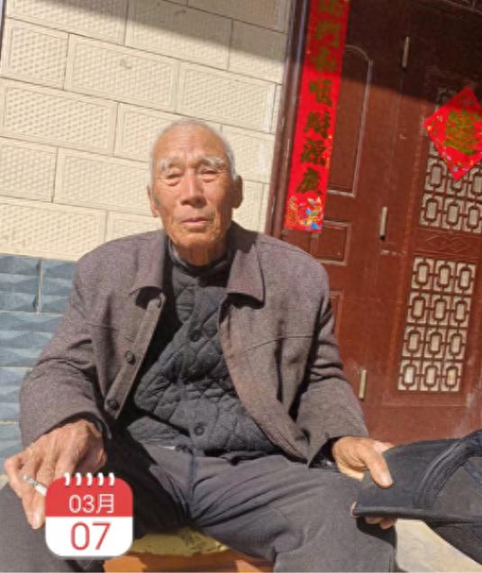 走失者照片 开封市寻人：八旬老人走失，穿灰色棉...